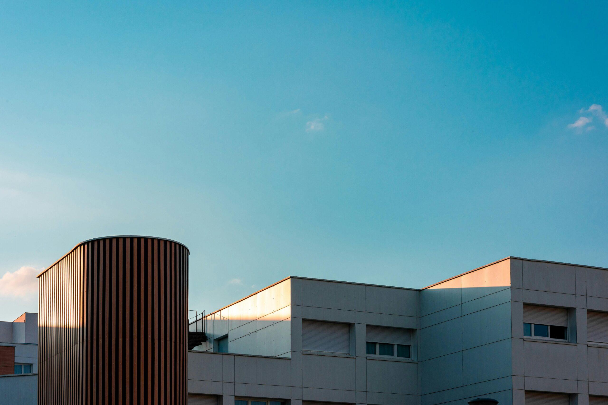Contemporary building with a unique design against a bright blue sky in 贡比涅, France.